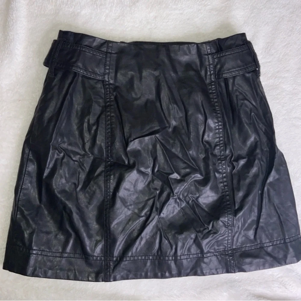 The Free People Feelin' Fresh Black Vegan Leather Mini Skirt Sz‎ 2 Wrinkly EUC